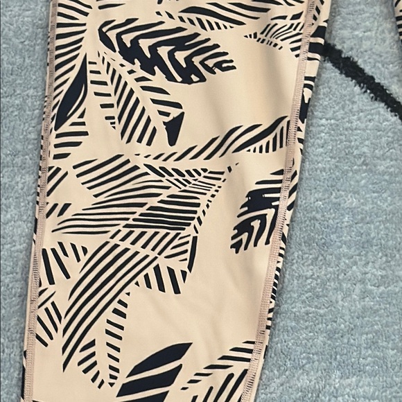 Aerie Tan and Black Leggings with Form-Fitting Seamless Design - Picture 2 of 9